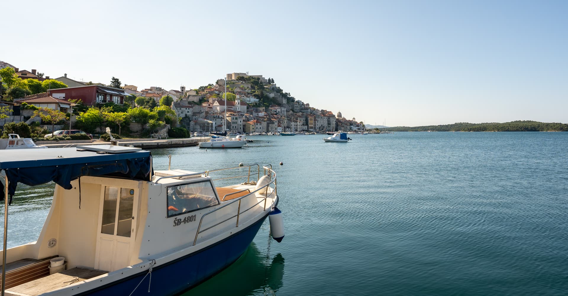 Altstadt von Šibenik bei Sonnenaufgang, Blick von Banj Beach