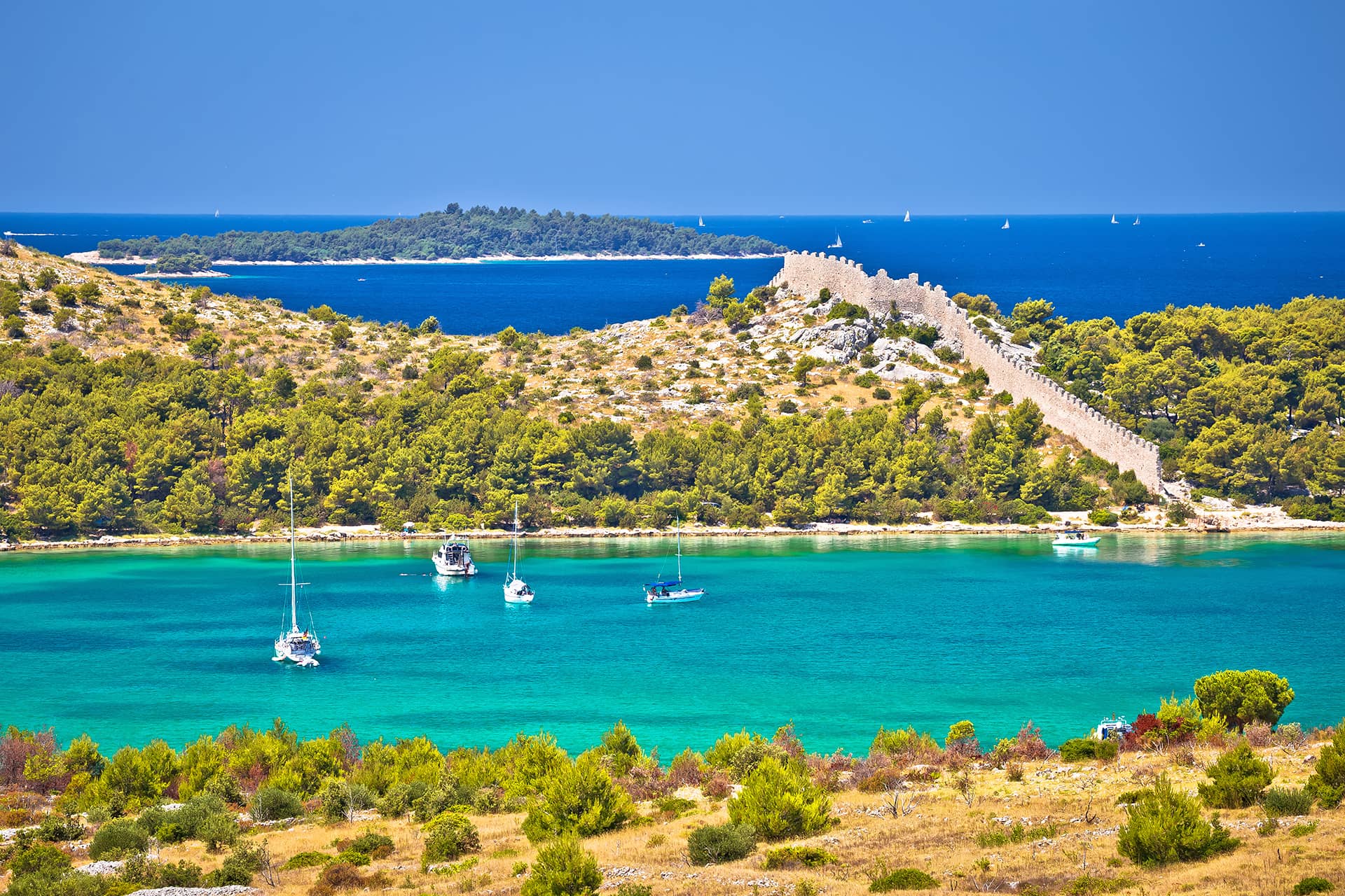 Grebaštica Strand – Blick aufs klare Wasser, Pinien und kineski zid