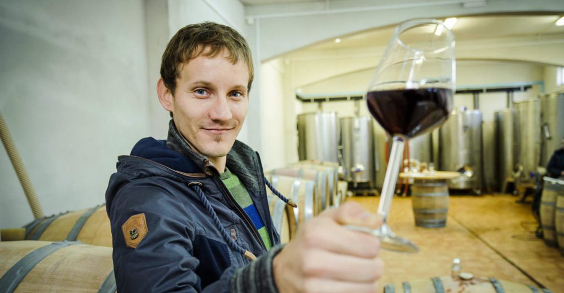 Nikola Birin von der Vinarija Birin in Vodice h§lt ein Glas Rotwein in der Hand