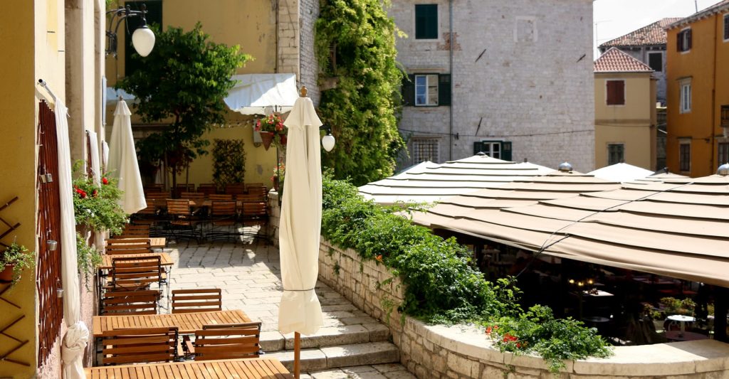 Restaurantterrasse in der Altstadt von Šibenik