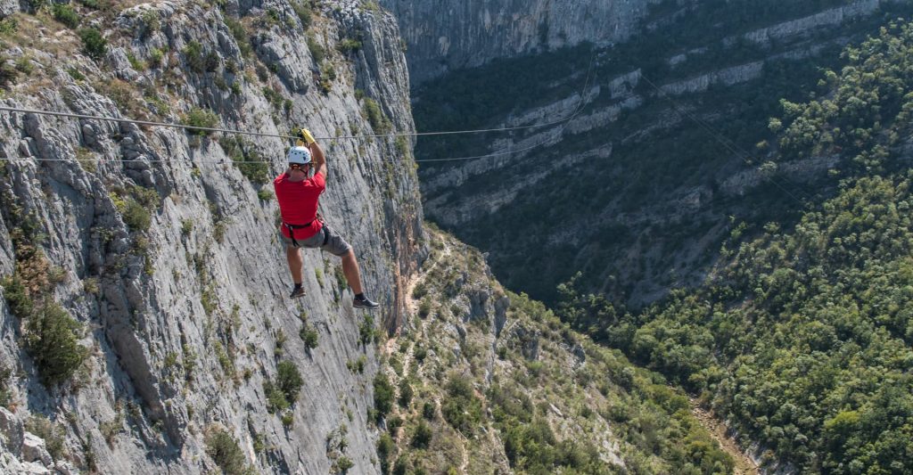 Ein Mann gleitet hinunter auf der Zipline Šibenik
